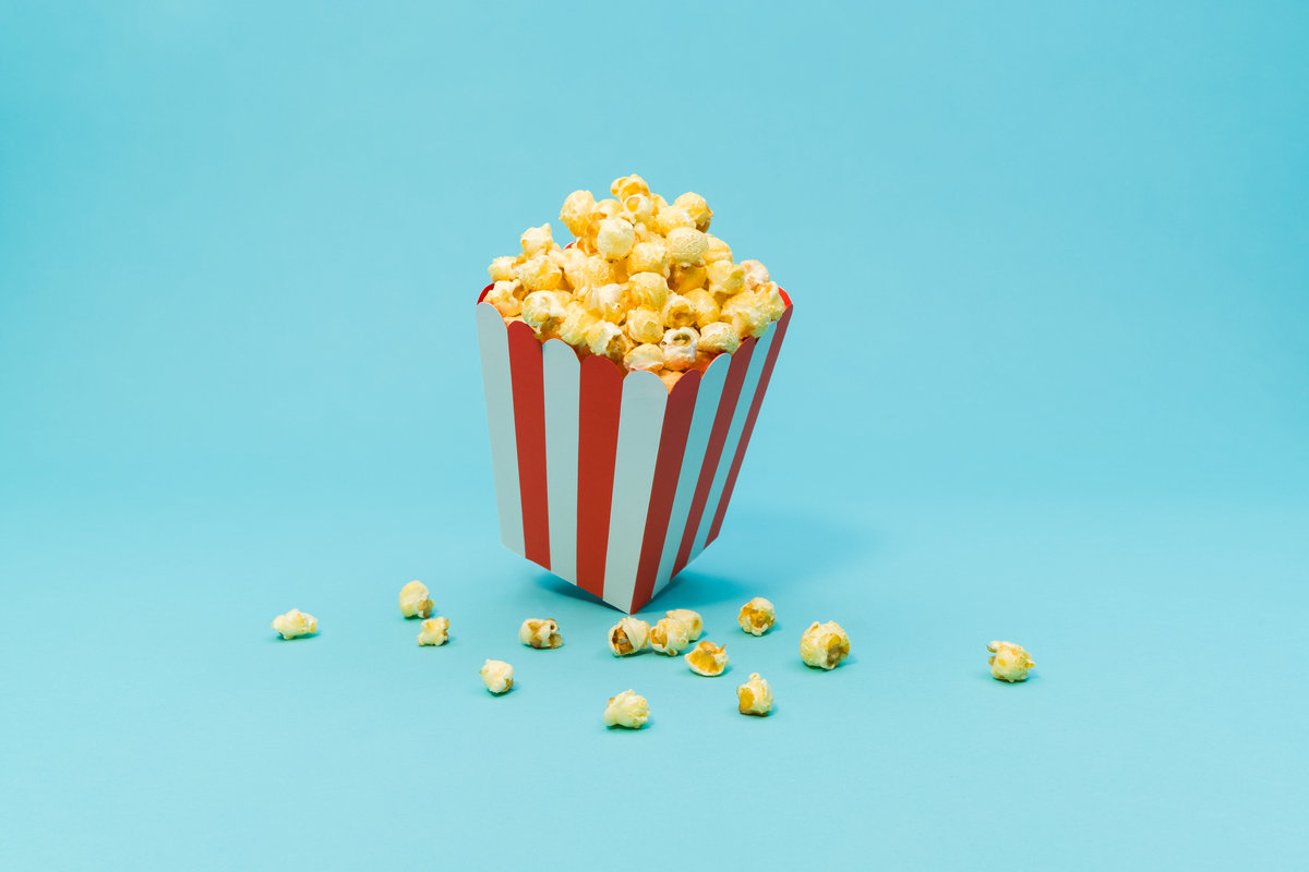 Illustration föreställande popcorn mot ljusblå bakgrund. Automatisera IT-tjänster med Zervicepoint och TOPdesk